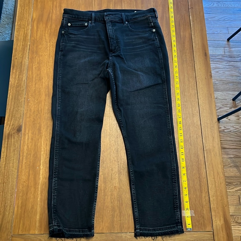 32R charcoal GAP distressed hem jeans